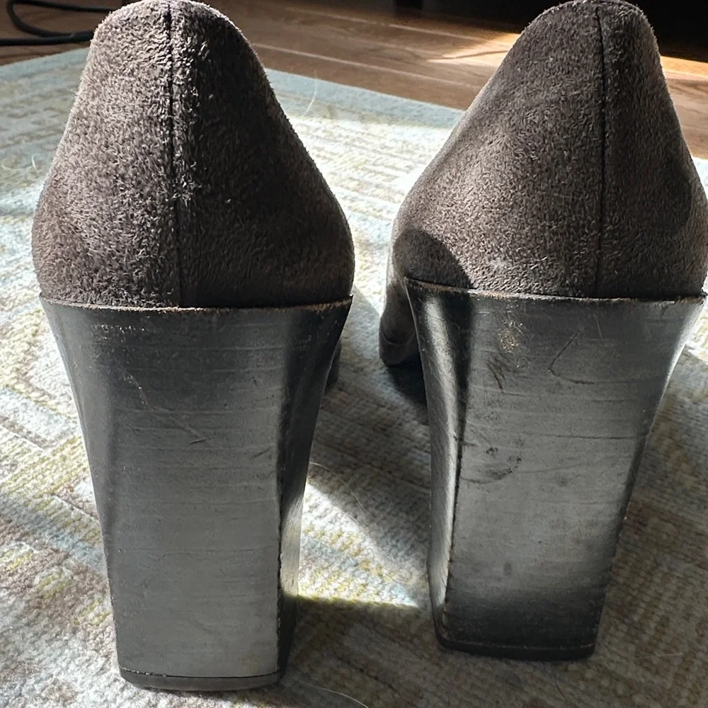Gucci Grey Suede Block Heel Pumps with Gold Bar size 8 - Picture 4 of 8